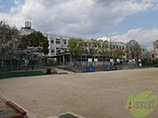 神戸市立本山第三小学校 456m