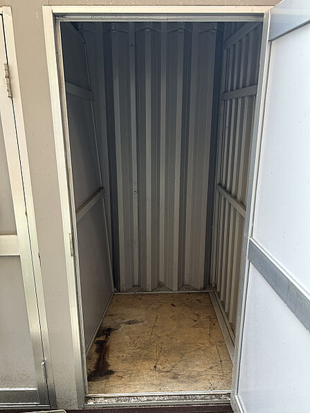 屋外に設置されているトランクルームです。雪かき道具やアウトドア用品の収納に便利です。