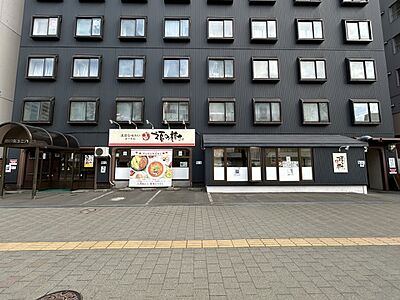 外観：建物1階には飲食店があります