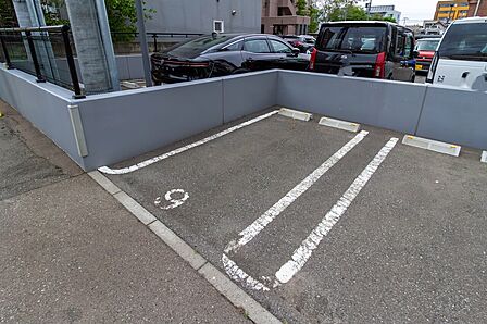敷地内駐車場の空き区画です。(2026年8月7日現在)