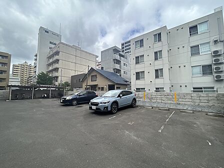敷地内平面駐車場です。最新の空き状況については担当者にご確認ください。