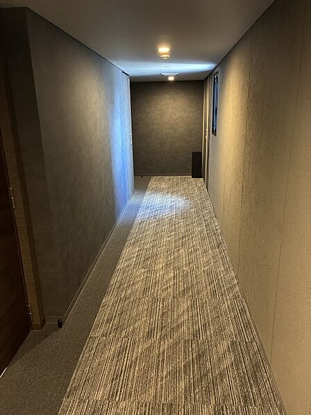 各階共用廊下はホテルライクな印象になっています