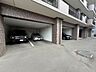 駐車場：駐車場には屋根付きのスペースもあり、雨風を避けられます。