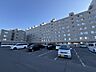 外観：駐車場側からの外観です。総戸数124戸の大規模マンションです。