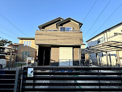 外観：建物面積105m2超え4LDK一戸建て！太陽光・蓄電池付き物件で光熱費を抑えることが可能です。