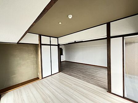 隣接する6帖のお部屋の扉を開け放つと、約20帖のリビング空間へ♪