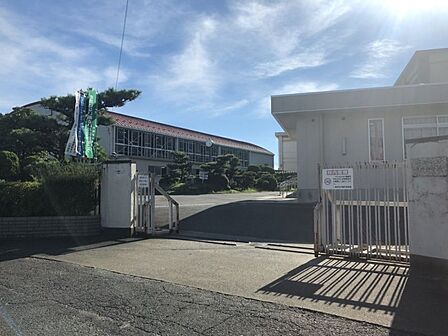 丹陽中学校まで　1302m　徒歩約17分●教育目標「心身ともに健やかで、思いやりがあり、たくましく生きる人間を育てる」