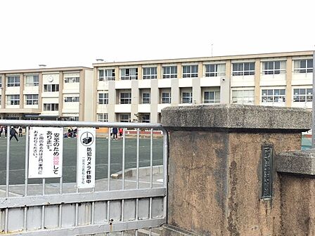 貴船小学校 徒歩約2分(約160m)