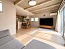 リビング/ダイニング：約20帖の広々LDKは天井の梁をみせるオシャレなデザイン♪【※一部CG加工により残置物を除去しています。】