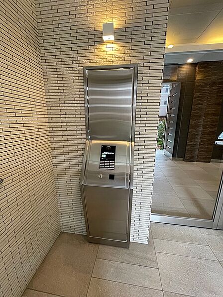 24時間利用可能な宅配ボックスを完備。荷物の受け取り時間を気にせず、快適な毎日をお過ごしいただけます。