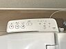 トイレ：機能的なトイレで、毎日の生活を快適にサポート。温水洗浄便座や便座暖房機能が充実しており、冬場も心地よくご利用いただけます。