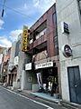 賑やかな街中に...