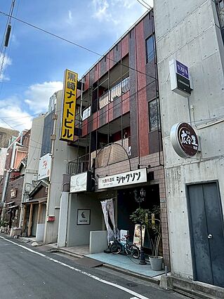 賑やかな街中に...