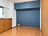 その他：アクセントクロスが印象的な居室。収納も豊富で、生活空間をすっきりと保てます。