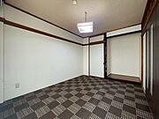 落ち着いた色合いの畳スペースは、寝室にも趣味の部屋にも活用できます。広々とした収納が、お部屋をすっきりと保ちます。