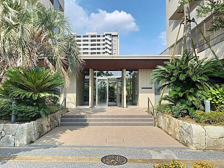 植栽に彩られたエントランスが、住まう方を温かくお迎えします。心地よい緑に囲まれた空間で、穏やかな暮らしを始めませんか。