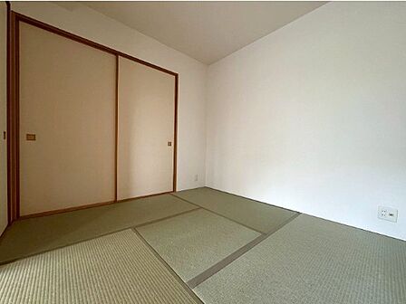 和室は、落ち着きのある空間でくつろぎの時間を過ごせます。押入れ収納も備え、すっきりと暮らせるお部屋です。