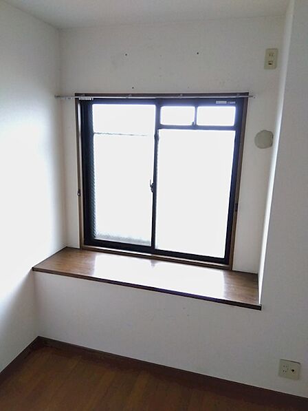 居室は光を取り込む窓があり、明るい空間です。窓下のカウンターはディスプレイや収納にも活用できます。