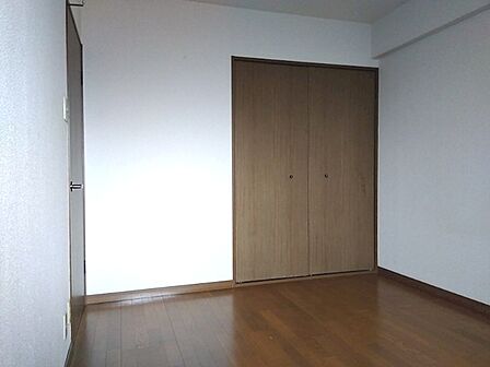 明るいフローリングと収納を備えた居室は、寝室や書斎など様々な用途に活用できます。
