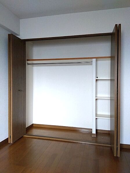 収納力の高いクローゼットで、お洋服や小物もすっきり整理できます。快適な毎日をサポートする空間です。