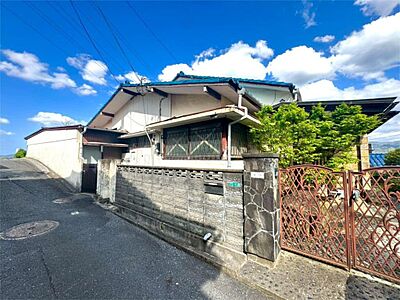 外観:青空が広がる開放的な立地です。レトロな趣のある建物と緑豊かな植栽が調和し、穏やかな住環境を演出しています。 外観:青空が広がる開放的な立地です。レトロな趣のある建物と緑豊かな植栽が調和し、穏やかな住環境を演出しています。
