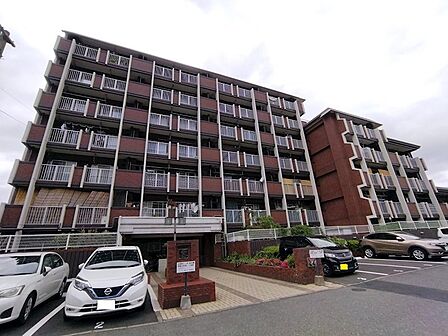 多層階の住戸が並ぶ外観は、落ち着いた色合いで周辺環境に調和しています。開放的なバルコニーが居住空間に広がりと明るさをもたらします。