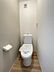 トイレ：明るい木目調のフロアと清潔感のある壁紙で、落ち着いた印象のトイレ空間です。温水洗浄便座付きで快適にご利用いただけます。