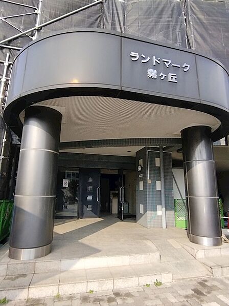 都会的な印象を与える重厚感のあるエントランス。アプローチにはスロープも備え、快適な暮らしをサポートします。