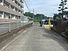 その他：現地前面道路の様子です。周辺にはマンションや一戸建てが立ち並び、豊かな自然も感じられる環境です。閑静な住宅街で、穏やかな暮らしが期待できます。