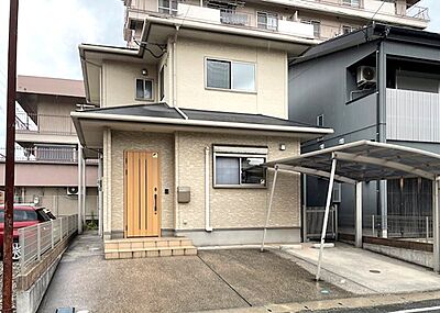 外観：カースペースは並列2台駐車可能です☆そのうち1台はカーポート完備