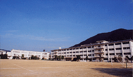 北九州市立柳西中学校(882m)