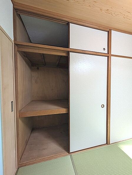 和室の空間を活かした収納は、季節の布団や衣類を整理するのに便利です。すっきりとした暮らしをサポートします。