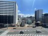 その他：窓から広がる開放感ある眺望。街の活気を感じながら、心地よい日差しが降り注ぐ空間で、穏やかな時間をお過ごしいただけます。