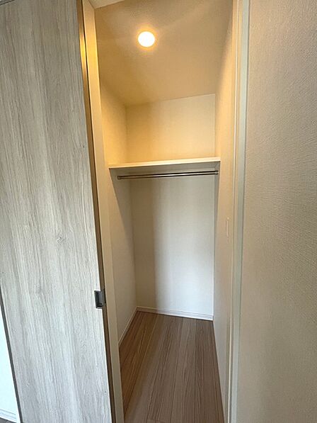 収納力のあるクローゼットで、お部屋をすっきりと保てます。ハンガーパイプと棚板で整理整頓もスムーズに。