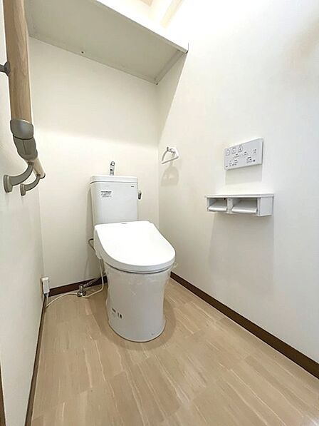 清潔感あふれるトイレは、手すりも設置されており、どなたにも使いやすい配慮がされています。温水洗浄便座で快適な時間をお過ごしいただけます。