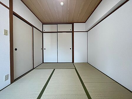 和の趣あふれる居室は、くつろぎの空間を演出します。収納も充実しており、すっきりとした暮らしが叶います。