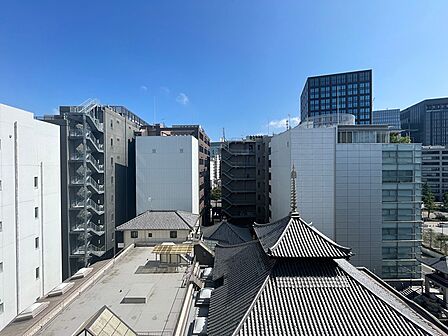 都市の活気と歴史が調和する眺望。古くからの屋根瓦と現代的なビル群が織りなす景色は、日々の暮らしに深みをもたらします。