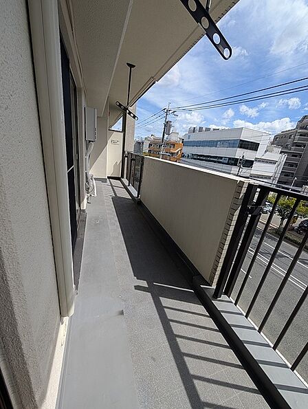 陽当りの良いバルコニーは、洗濯物も気持ちよく乾かせます。開放的な眺望も魅力です。