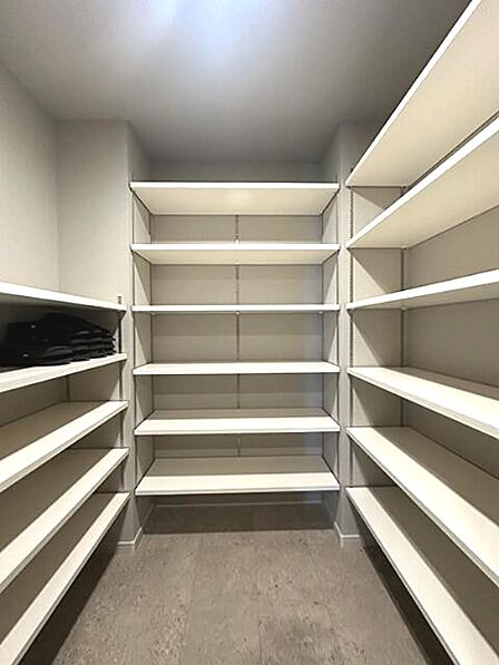 可動棚付きの収納スペースは、家族の持ち物に合わせて調整可能。すっきり片付いた空間で、快適な暮らしを。