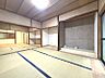 その他：広々とした和室空間で、ご家族やゲストとの穏やかな時間をお過ごしいただけます。収納スペースも確保され、機能性も兼ね備えています。