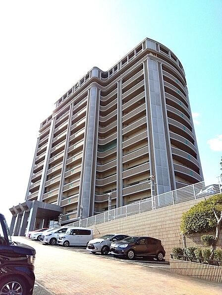 個性的な外観が目を引くマンション。敷地内には駐車場スペースも確保されており、お車での通勤・お出かけにも便利です。