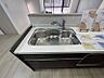 キッチン：お料理が楽しくなる、機能的なシステムキッチン。シンク周りも広々としており、作業効率も高まります。