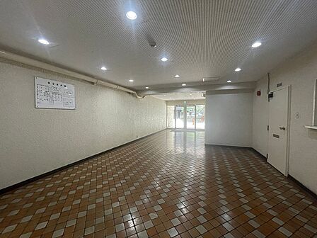 建物内へスムーズに誘う、広々とした共用エントランス。明るい照明が心地よい空間を演出します。