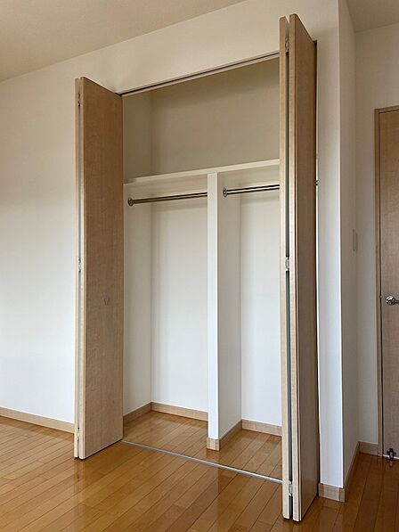 収納力のあるクローゼットで、お部屋をすっきりと保てます。衣類や小物を整理し、快適な暮らしをサポートします。
