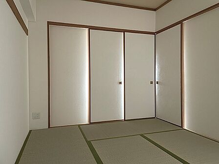 和の趣を感じる居室は、ゆったりとくつろげる空間です。収納も豊富で、生活空間をすっきりと保てます。