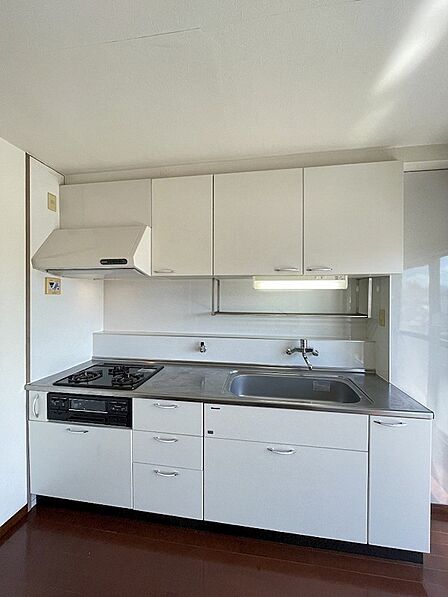 明るい色調のキッチンは、充実した収納と作業スペースを確保。毎日のお料理が快適になります。