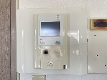 訪問者の顔を確認できるモニター付きインターホンは、防犯面も安心感があります。暮らしの安全をサポートします。