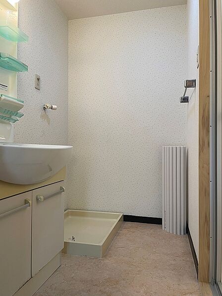 洗濯機置き場も完備しており、日々のお洗濯をサポートします。洗面台横にあるので家事動線もスムーズです。