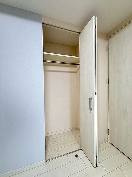 衣類を吊るせるハンガーパイプと、上部には棚を設置。季節物や小物もすっきりと収納できます。