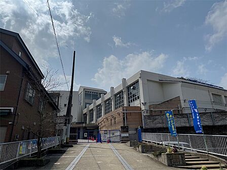 北九州市立門司海青小学校（930m）